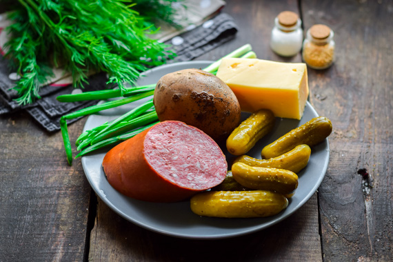 салат с копченой колбасой, сыром и картофелем рецепт фото 1
